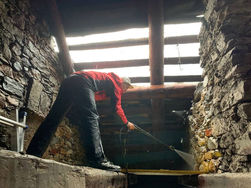 Wie säubert man Steinmauern...und was tut man bei Regen auf dem Dach?